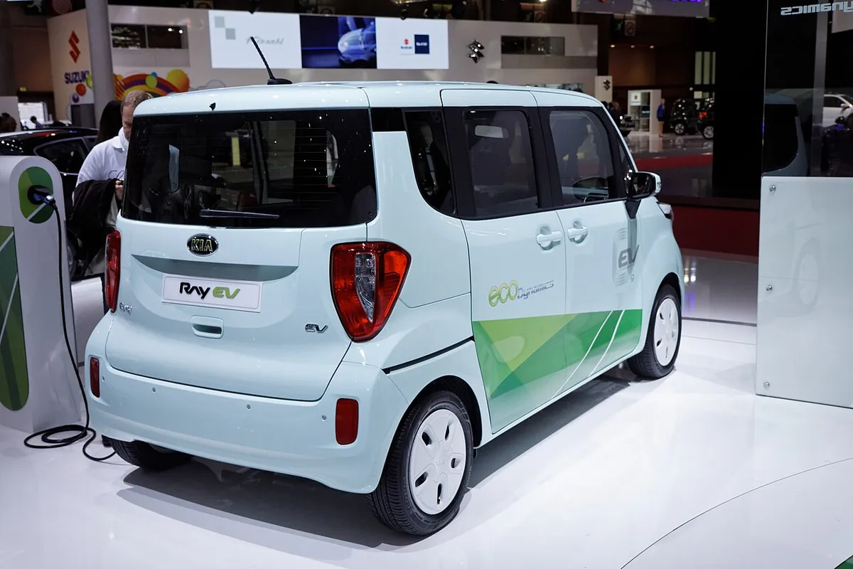 Une Kia Ray EV présentée lors du Mondial de l'Automobile de Paris 2012