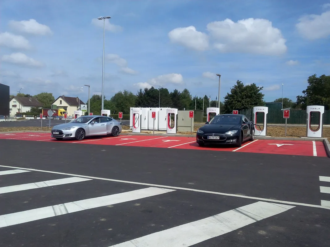 Une Tesla à un Superchargeur