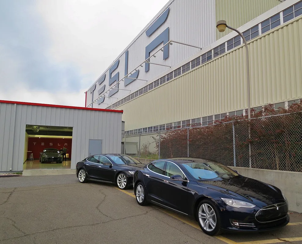 Nouvelles Tesla prêtes à être livrées à l'usine de Fremont (Californie)